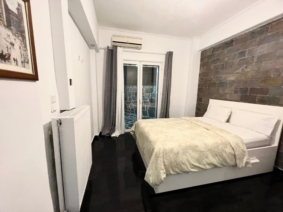Beautiful With Private Yard Apartment Athens