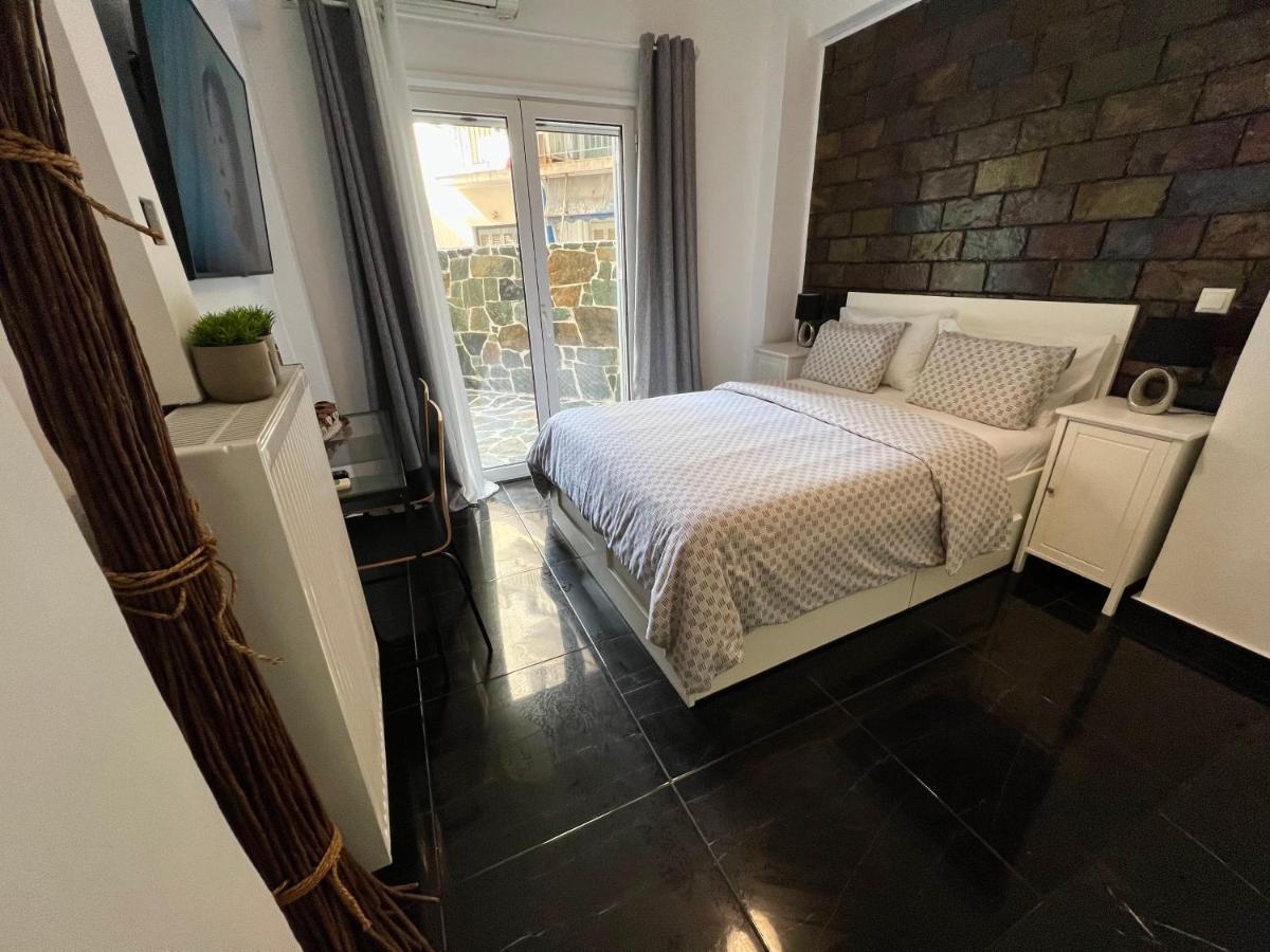 Beautiful With Private Yard Apartment *