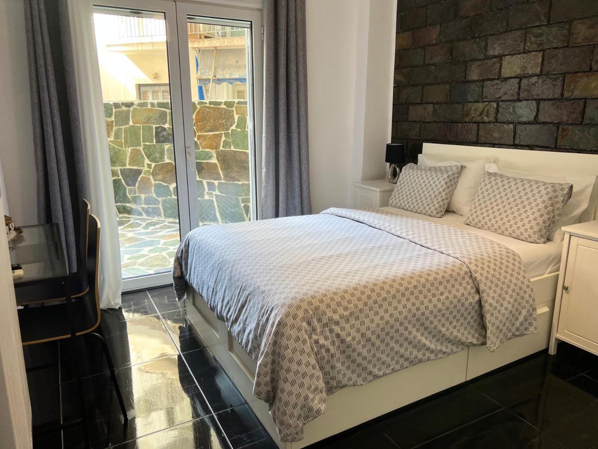Beautiful With Private Yard Apartment Athens