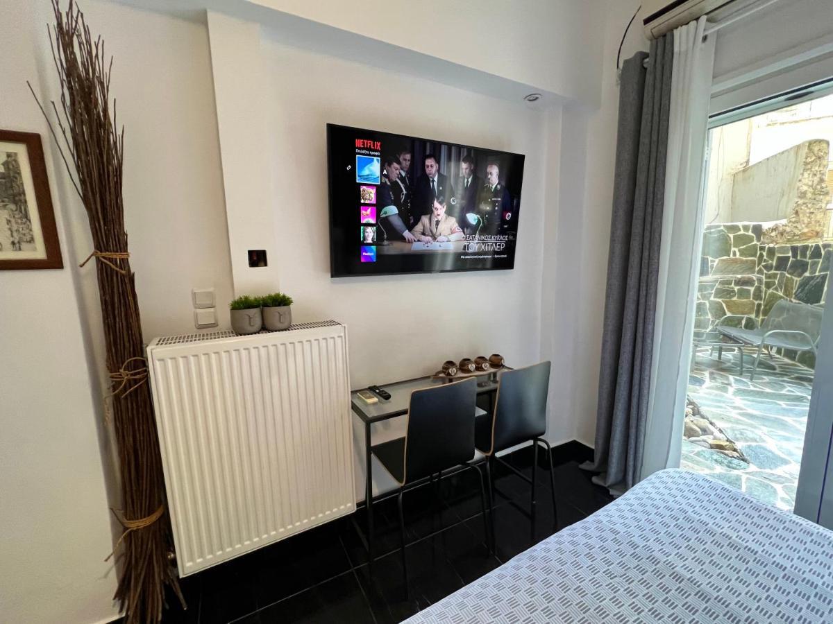 Beautiful With Private Yard Apartment Athens